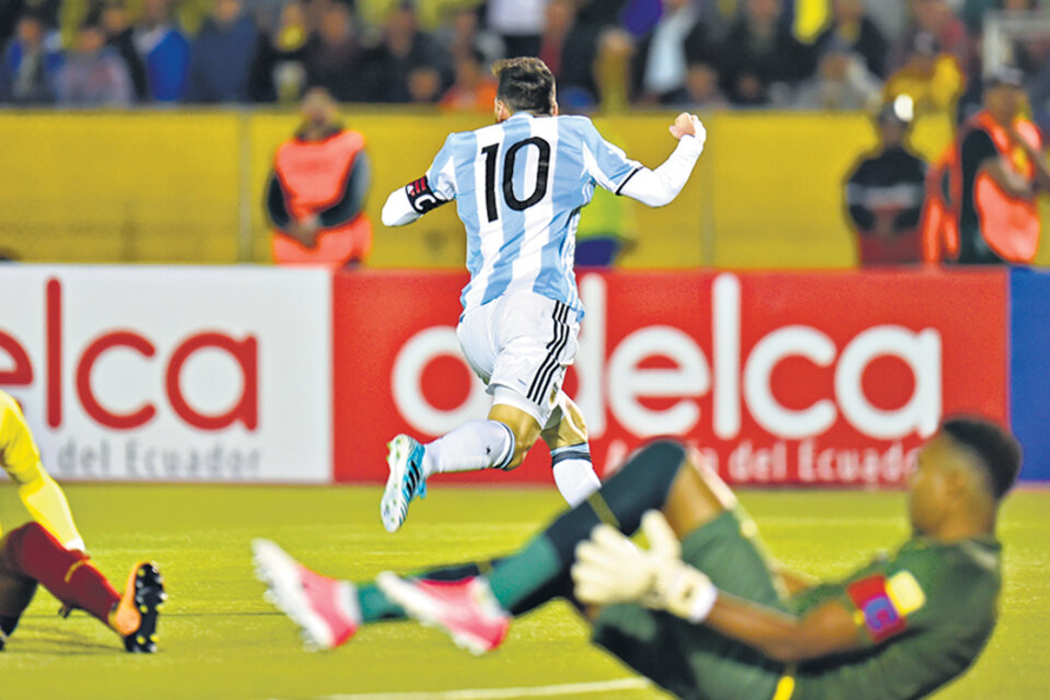 Messi festeja su segundo gol tras aprovechar un pase defectuoso de Di María que rebotó en un defensor. (Fuente: AFP)
