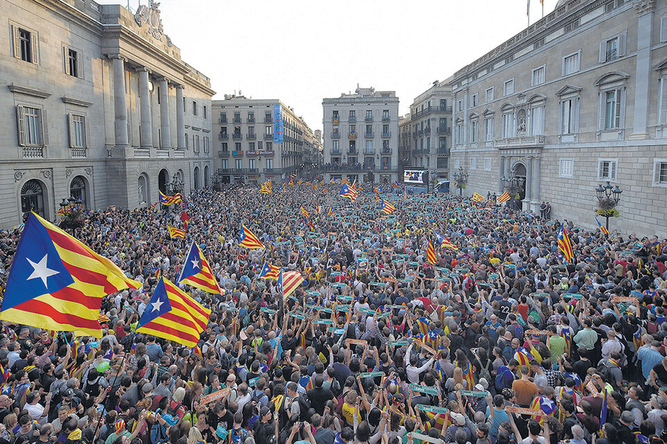Catalanes celebran la independencia ayer en la plaza central de Barcelona.