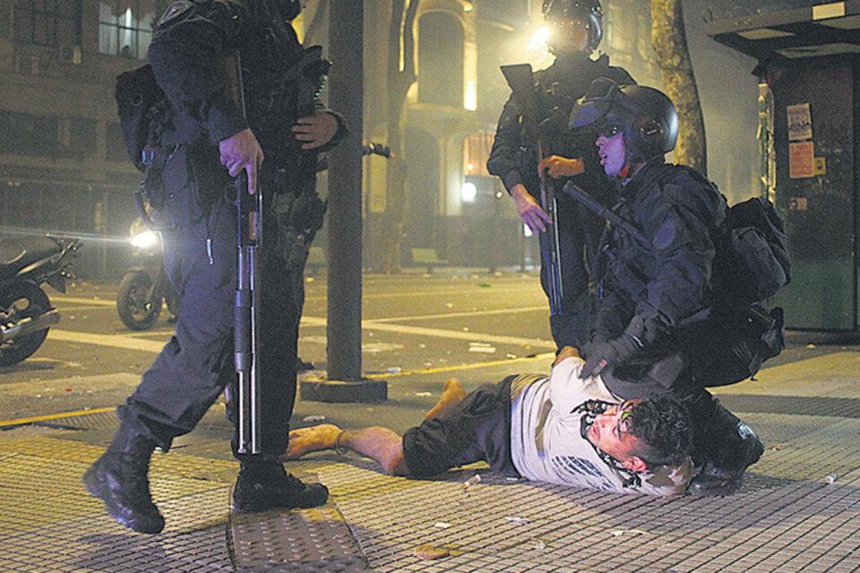 La primera marcha por Santiago Maldonado terminó con incidentes y detenciones arbitrarias. (Fuente: Leandro Teysseire)