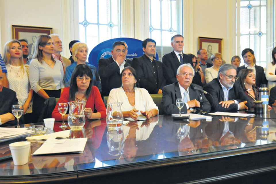 Gioja, Conti, García, Recalde, Basterra y Garré durante la conferencia de prensa del bloque del FpV-PJ. (Fuente: Rafael Yohai)