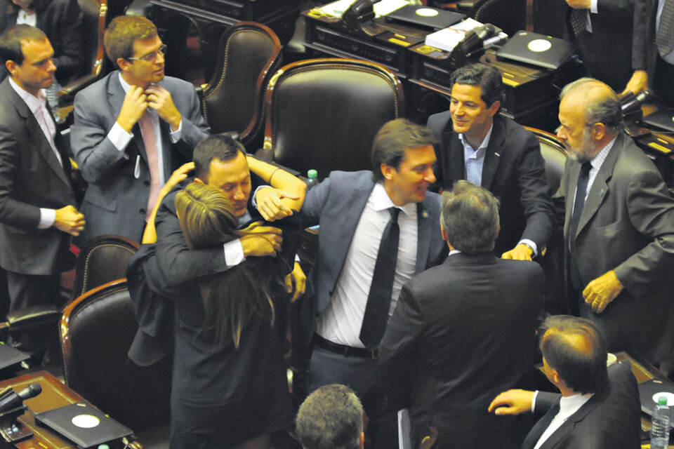 Los diputados de Cambiemos, ayer, festejando en sus bancas tras aprobar el pedido de desafuero del ex ministro Julio De Vido.