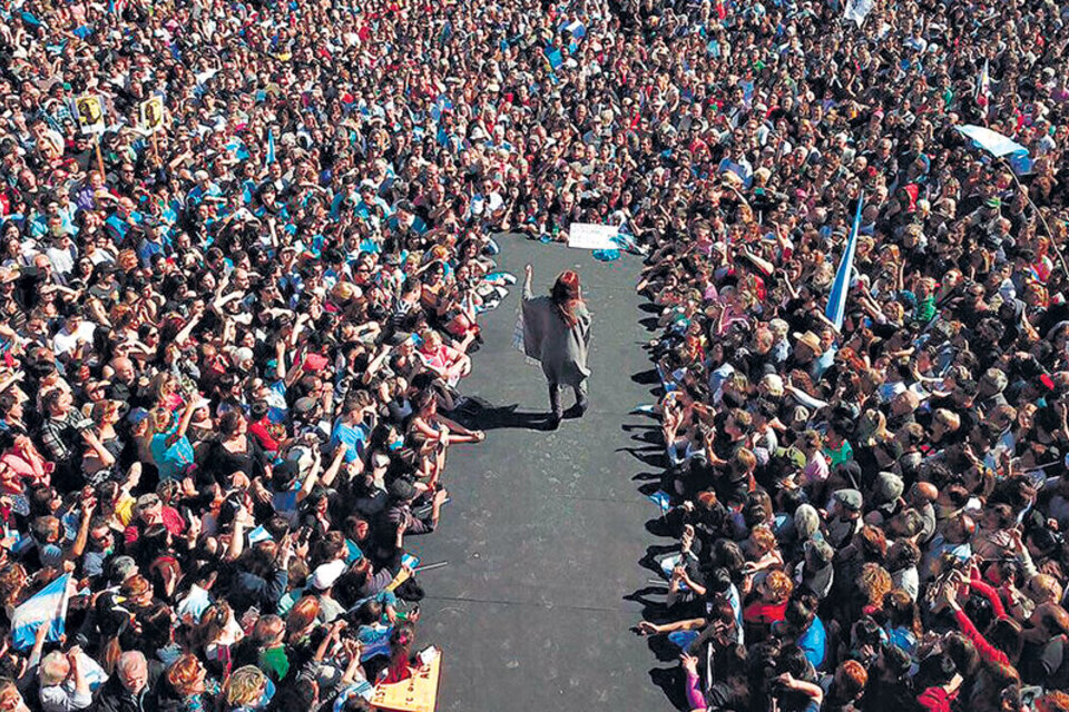 Cristina Kirchner convocó a miles de simpatizantes en un acto en Mar del Plata.