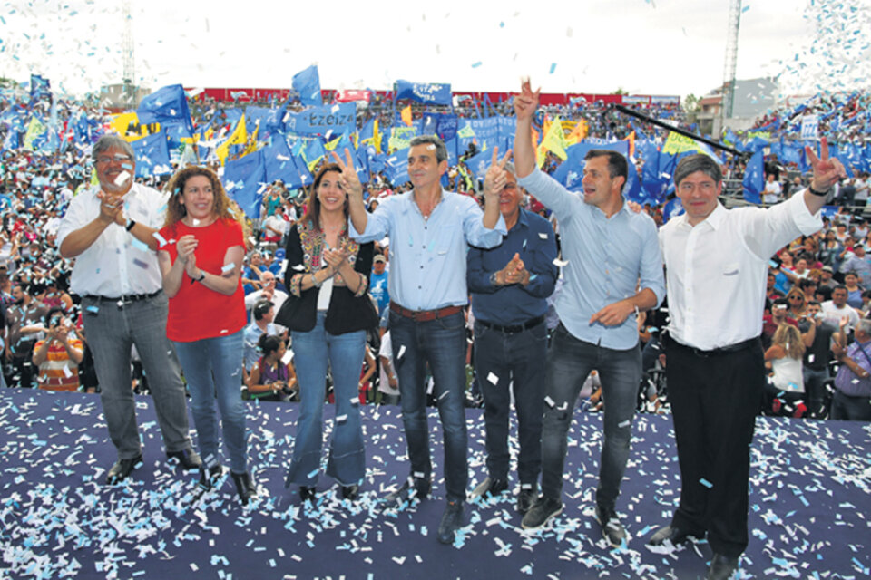 Florencio Randazzo junto a los candidatos del Frente Cumplir.