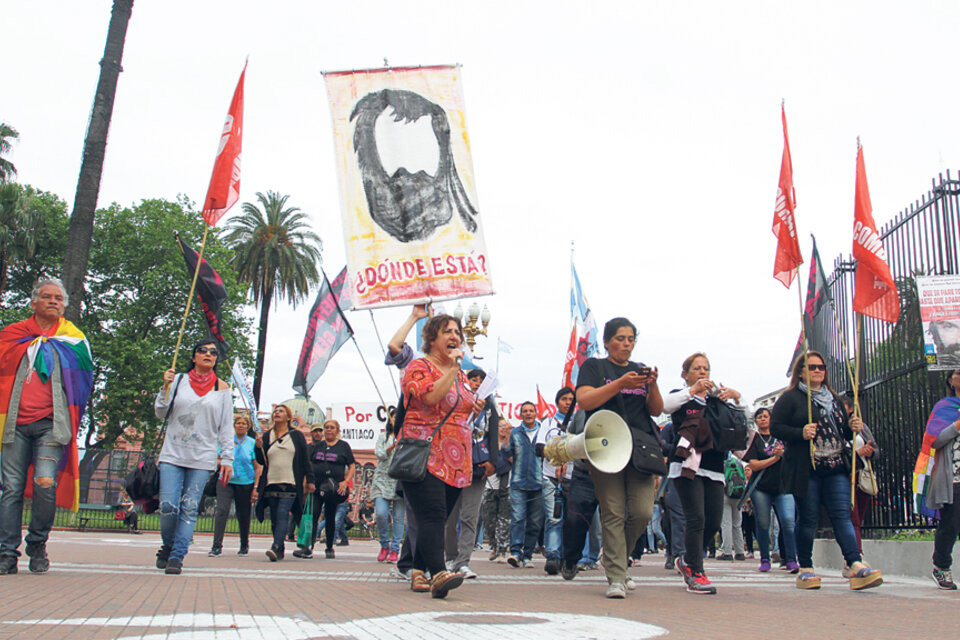 Ayer marcharon algunas agrupaciones de izquierda y hoy se movilizarán otros a la ronda de las Madres. (Fuente: Bernardino Avila)