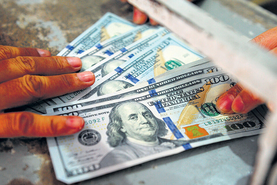 Para la UMET, “la cuenta corriente acumuló desde diciembre de 2015 un rojo de 25.290 millones de dólares”. (Fuente: AFP)