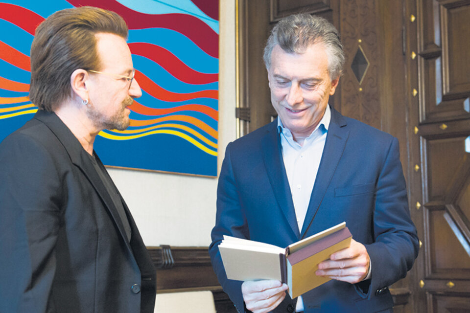 El presidente Mauricio Macri recibió a Bono en la Casa Rosada. (Fuente: DyN)