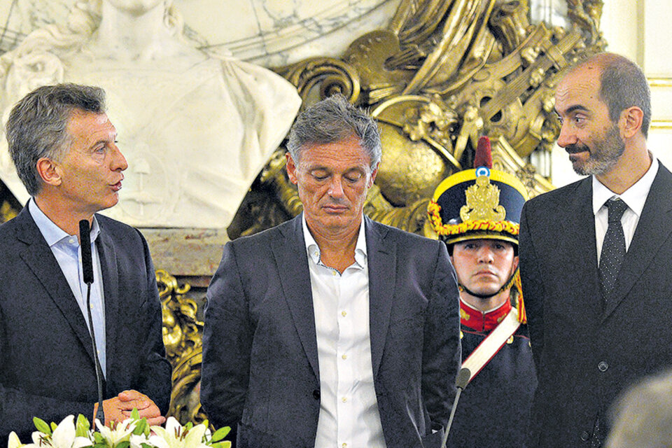 Mauricio Macri cuando le tomó juramento al actual titular de Defensa de la Competencia, Esteban Greco (derecha). (Fuente: DyN)