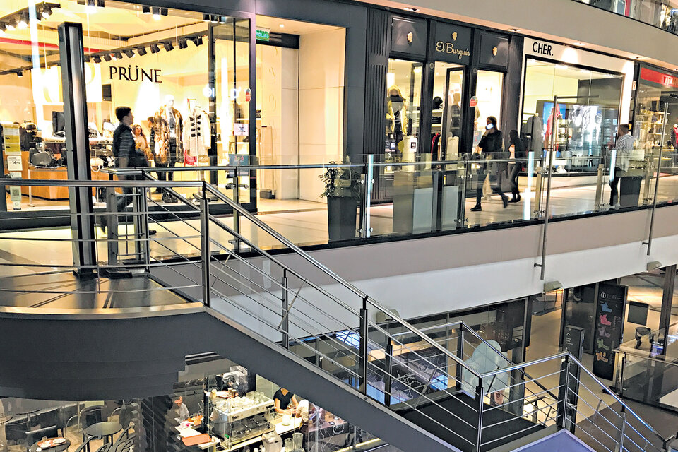 El consumo en los shopping cayó por primera vez después de once meses consecutivos de continuo crecimiento.