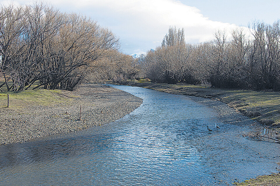 El río Chubut, donde fue hallado el cuerpo de Santiago Maldonado luego de casi 80 días. (Fuente: Télam)