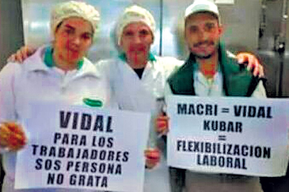 Trabajadores de La Serenísima se fotografiaron con carteles repudiando la presencia de Vidal.