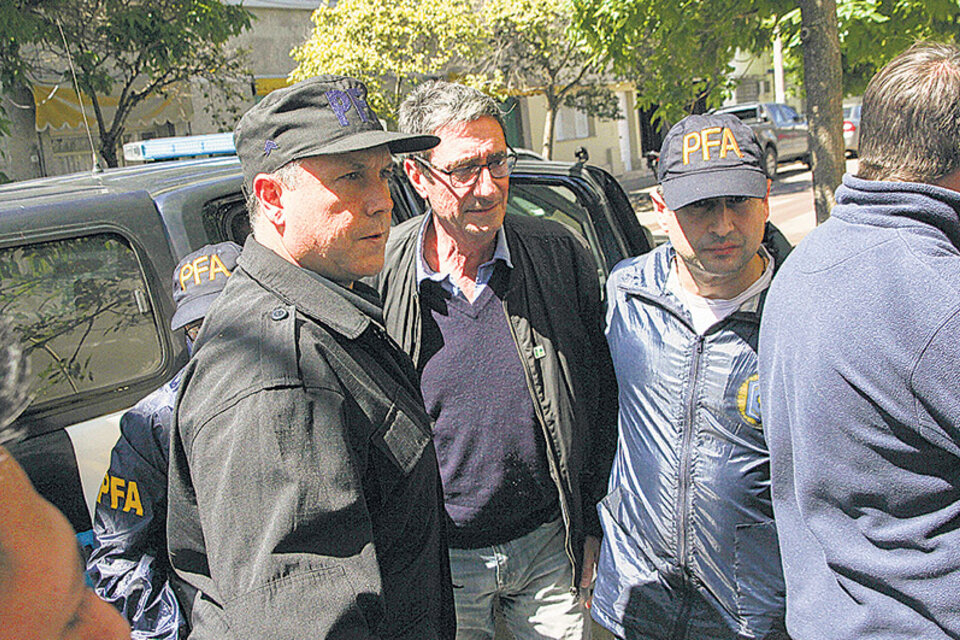 Aníbal Prina, rodeado de policías, tras su detención. (Fuente: Télam)