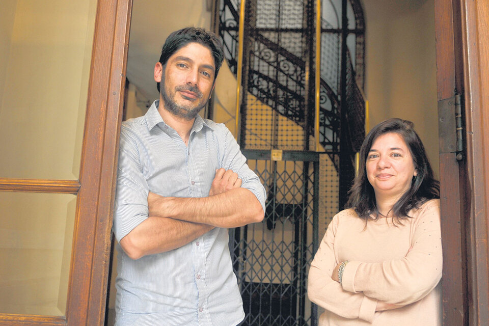 Manuel Gonçalves y Lorena Battistiol, dos de los jóvenes que trabajan codo a codo con las Abuelas. (Fuente: Sandra Cartasso)