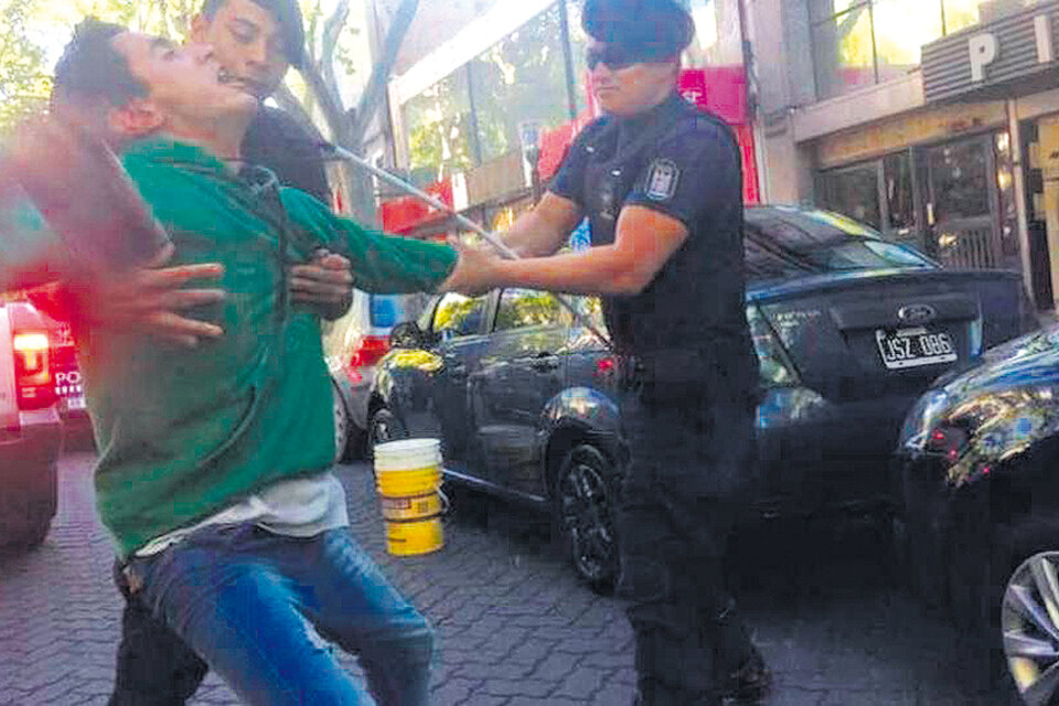 El no vidente sufriendo la violencia policial en el centro de Mendoza. (Fuente: Gentileza Los Andes)