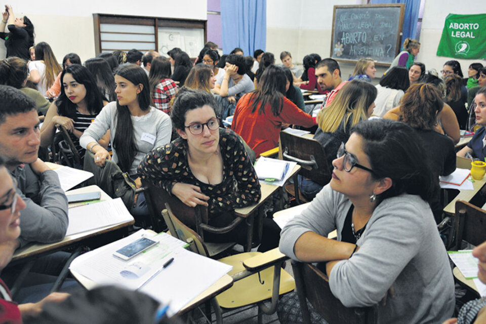 Unos cien estudiantes de diferentes carreras asistieron a la primera clase en el aula de Histología. (Fuente: Guadalupe Lombardo)