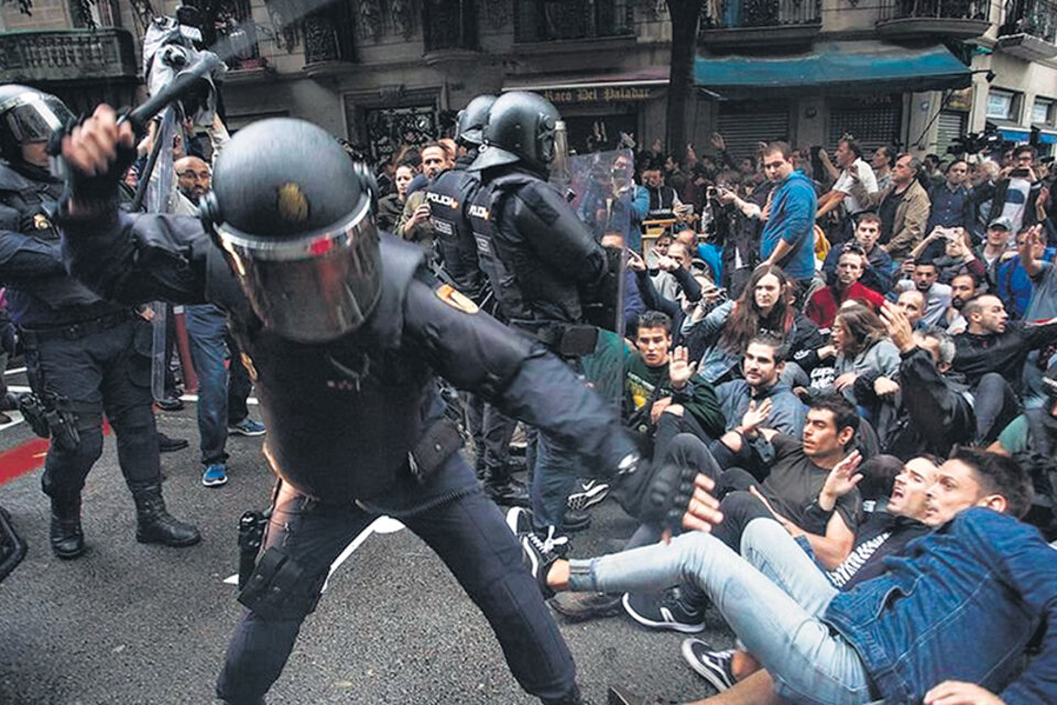 Bastonazos y balas de goma: la Policía Nacional y la Guardia Civil tenían orden de impedir que se celebrara el referéndum.
