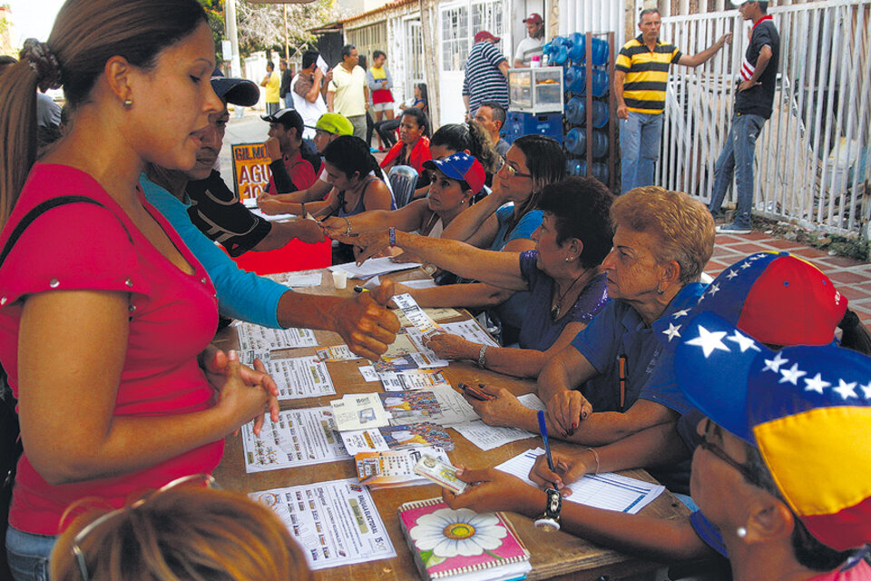 Los venezolanos votaron ayer a un ritmo fluido en muchos de los colegios electorales. (Fuente: EFE)
