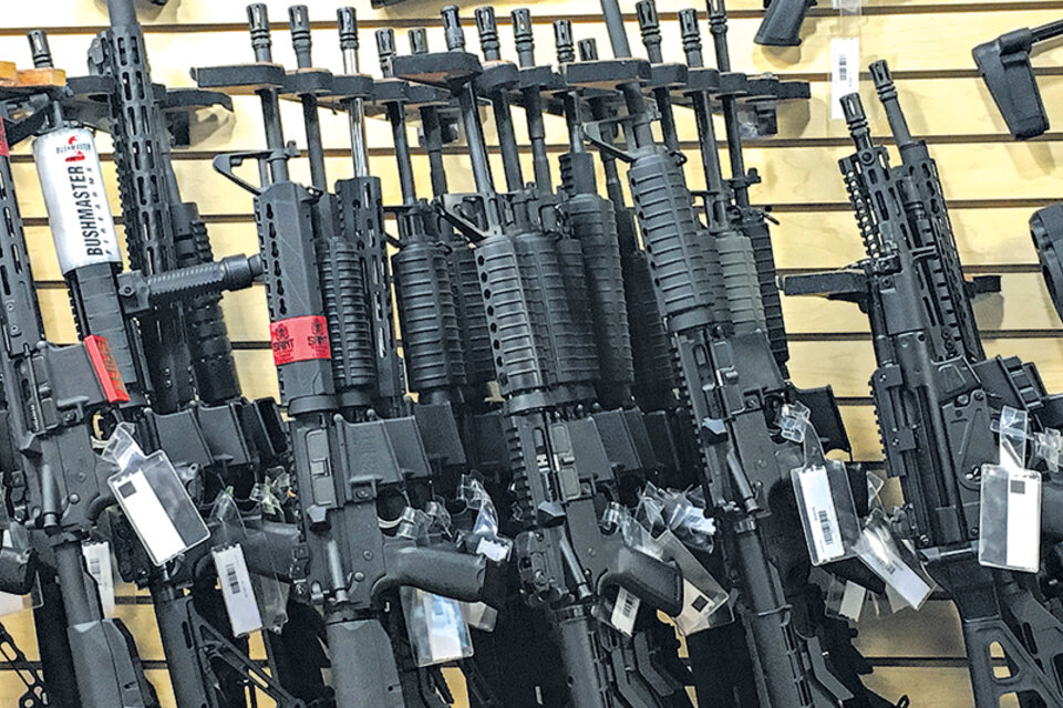 Armas como la usada por Stephen Paddock, en un negocio de Las Vegas, al alcance de cualquiera. (Fuente: AFP)