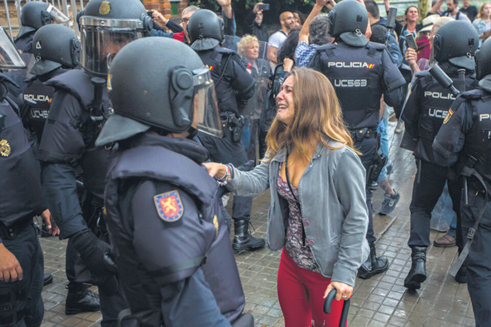 La Policìa Nacional actuó de forma desmesurada para tratar de impedir la votación. (Fuente: AFP)