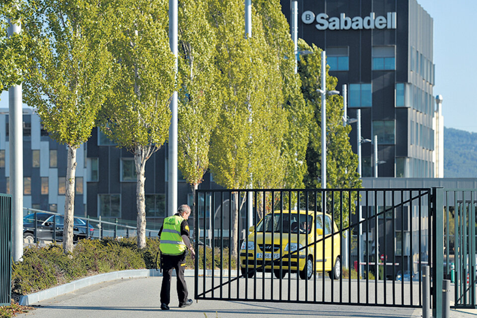 Sabadell decidió trasladar su domicilio social a Alicante, en el este de España. (Fuente: AFP)