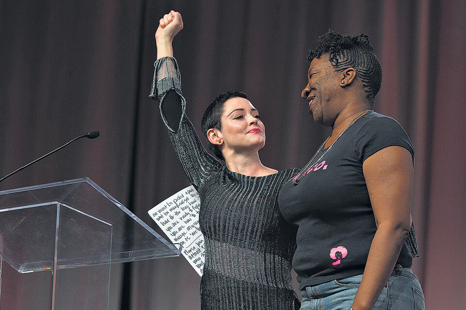La actriz Rose McGowan junto a la fundadora del movimiento “Me too”, Tarana Burke, en Detroit.