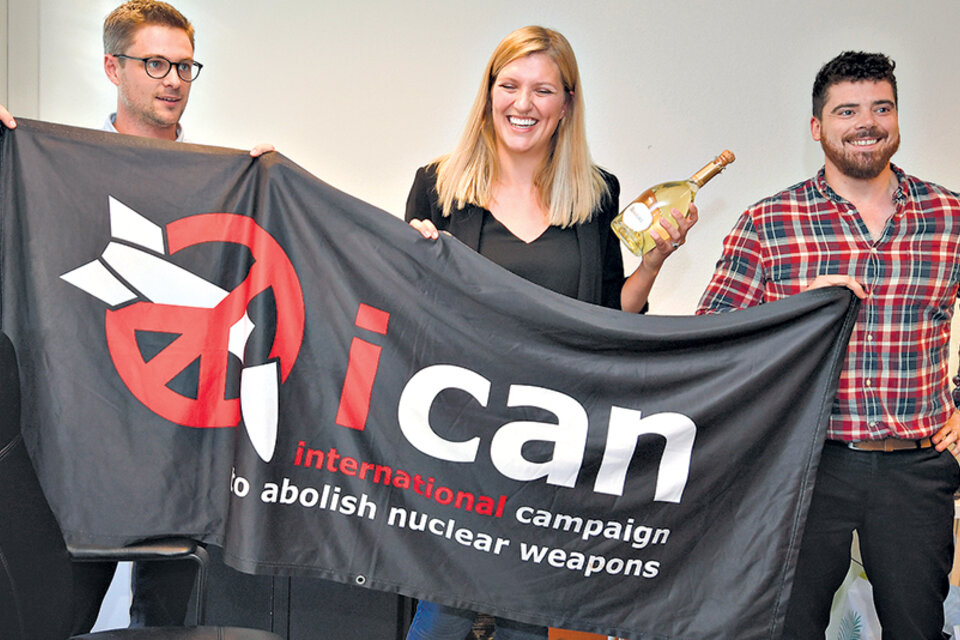 Representantes del ICAN festejan la obtención del Premio Nobel de la Paz por su trabajo en favor del desarme nuclear. (Fuente: AFP)