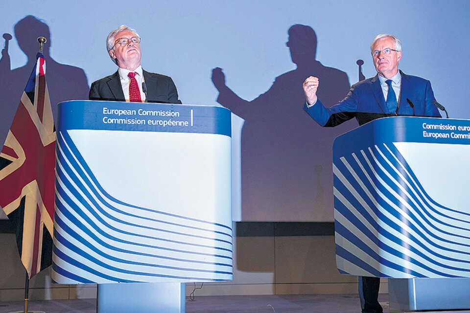 La libra volvió a caer, esta vez un 0,6 por ciento, con la conferencia de prensa de Davis y Barnier. (Fuente: EFE)