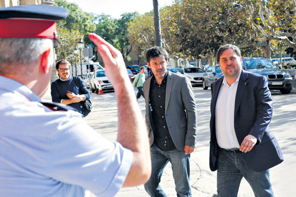Oriol Junqueras (der.), vice catalán depuesto y líder de ERC, apoya la participación en los comicios. (Fuente: AFP)