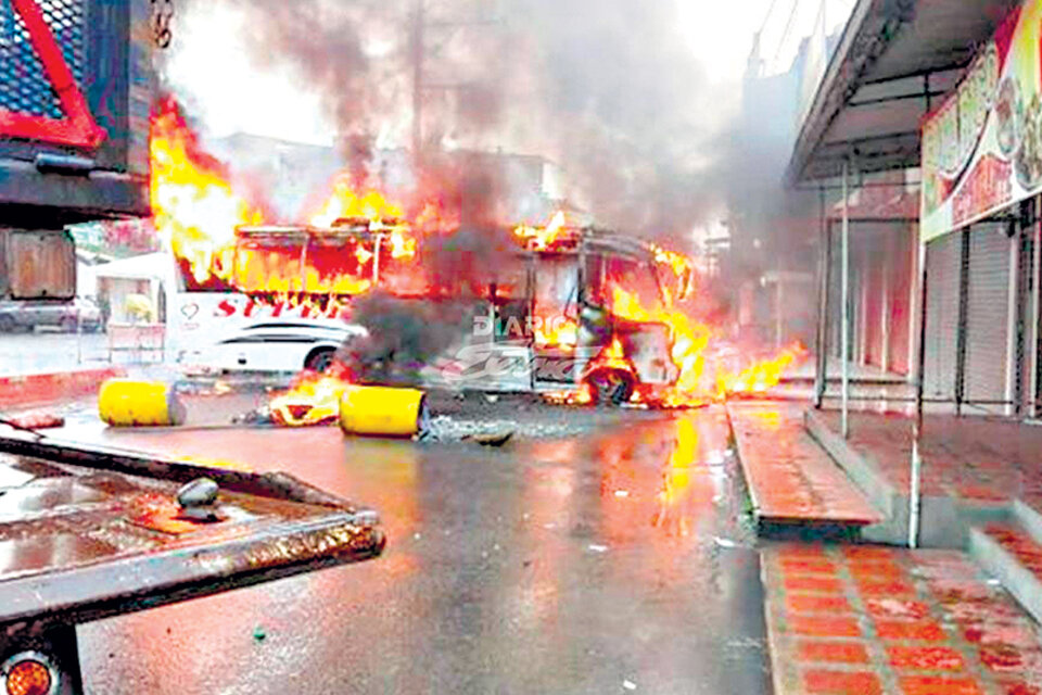 Un colectivo quemado durante la protesta cocalera en la que asesinaron a varios campesinos.