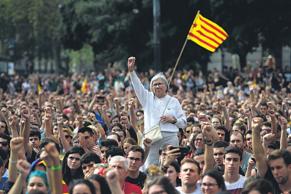 Desde la calle, los catalanes no quisieron quedarse sentados tras la represión del domingo. (Fuente: AFP)