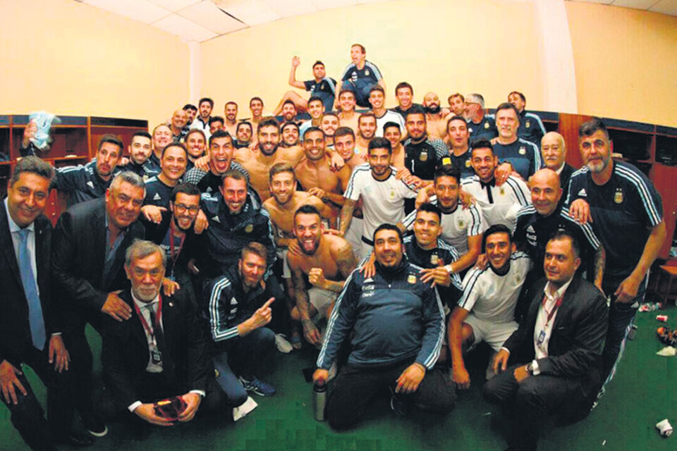 La delegación argentina tras lograr la clasificación, retratada por Mascherano en su Twitter. (Fuente: DyN)