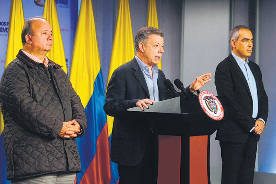 Santos (centro) anunció la tregua con el ELN junto al ministro de Defensa y el comisionado por la Paz. (Fuente: AFP)