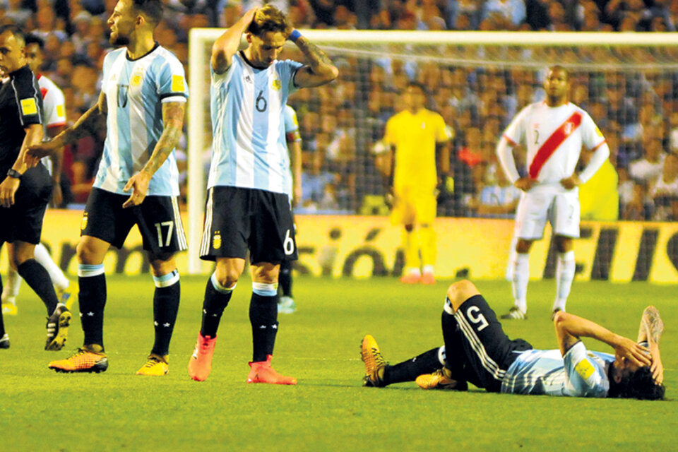 Gago, tirado en el césped de la Bombonera, tras romperse los ligamentos. (Fuente: Julio Martín Mancini)