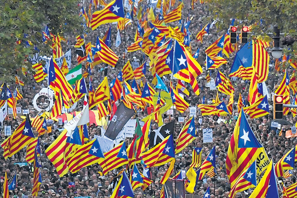 Banderas y pancartas independentistas cubrieron ayer el centro de Barcelona. (Fuente: AFP)