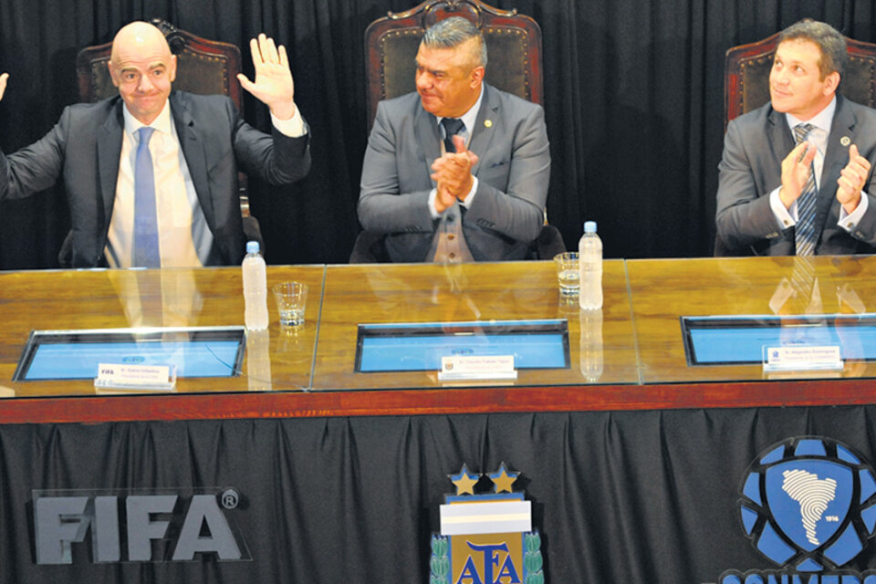 Gianni Infantino, Claudio Tapia y Alejando Domínguez frente a la prensa. (Fuente: Fotobaires)