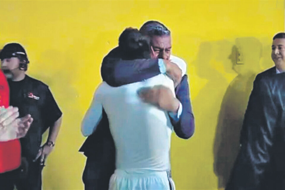 El abrazo de Tapia con Messi.