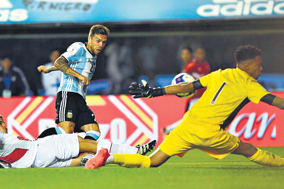 Gallese frustra una de las chances más claras de gol, esta vez ante un remate del Papu Gómez. (Fuente: AFP)