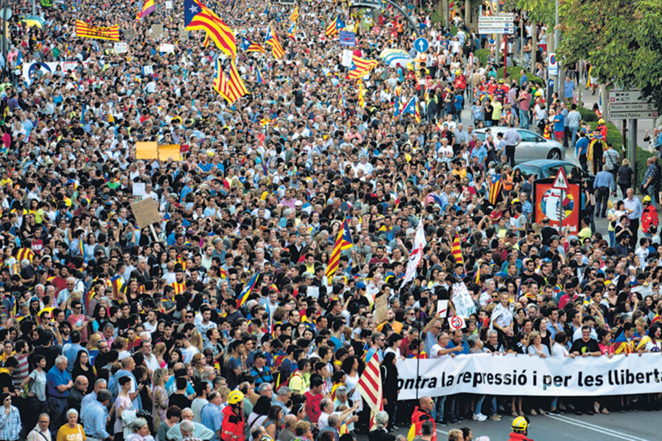 En Lérida se realizó una de las manifestaciones en protesta por las cargas policiales. (Fuente: EFE)