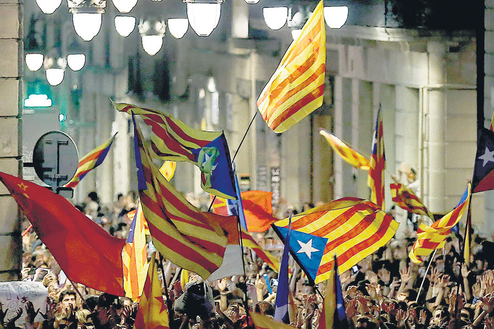 Festejos independentistas en las puertas de la Generalit catalana en Barcelona la noche de la proclamación. (Fuente: AFP)
