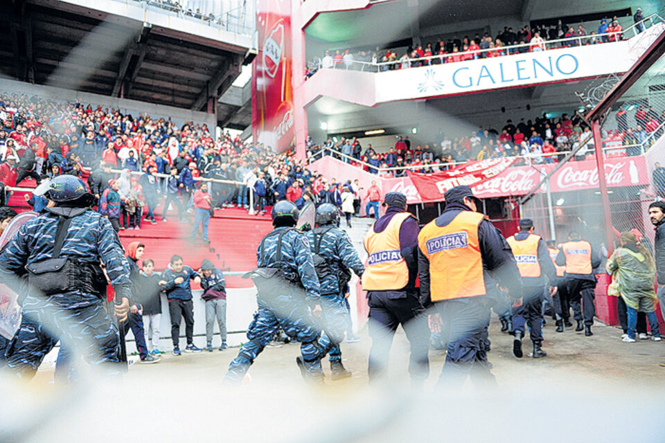 Desbande de hinchas del Rojo durante la represión policial. (Fuente: Fotobaires)