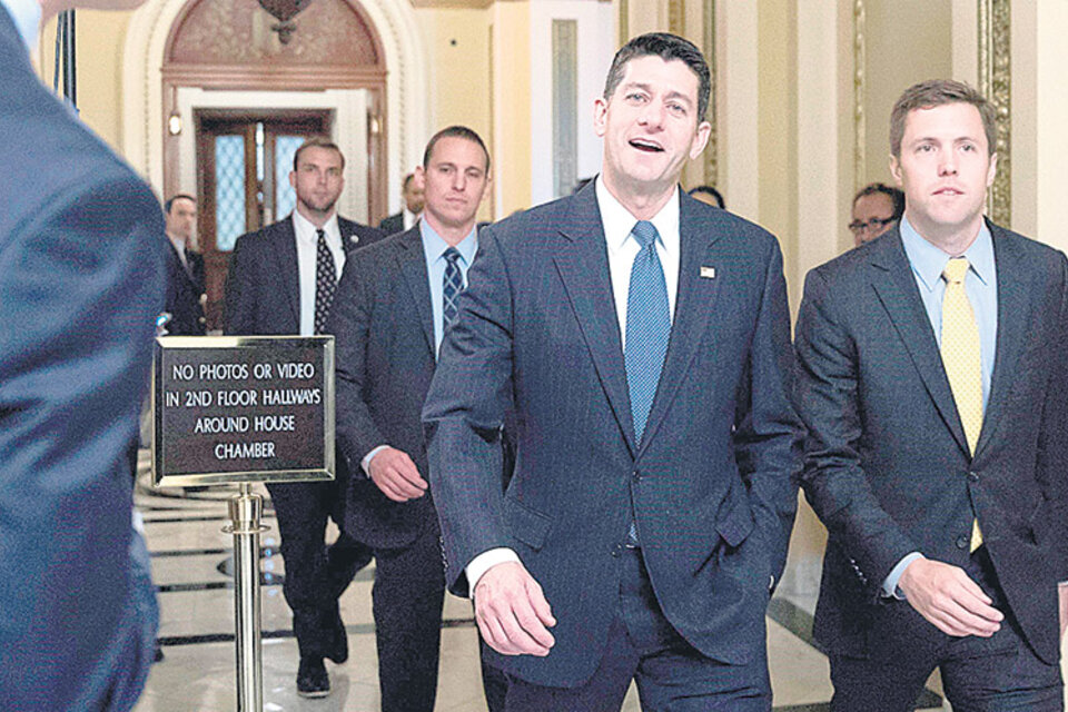 El líder republicano de la Cámara baja, Paul Ryan, sale del Congreso después de aprobar el presupuesto. (Fuente: EFE)