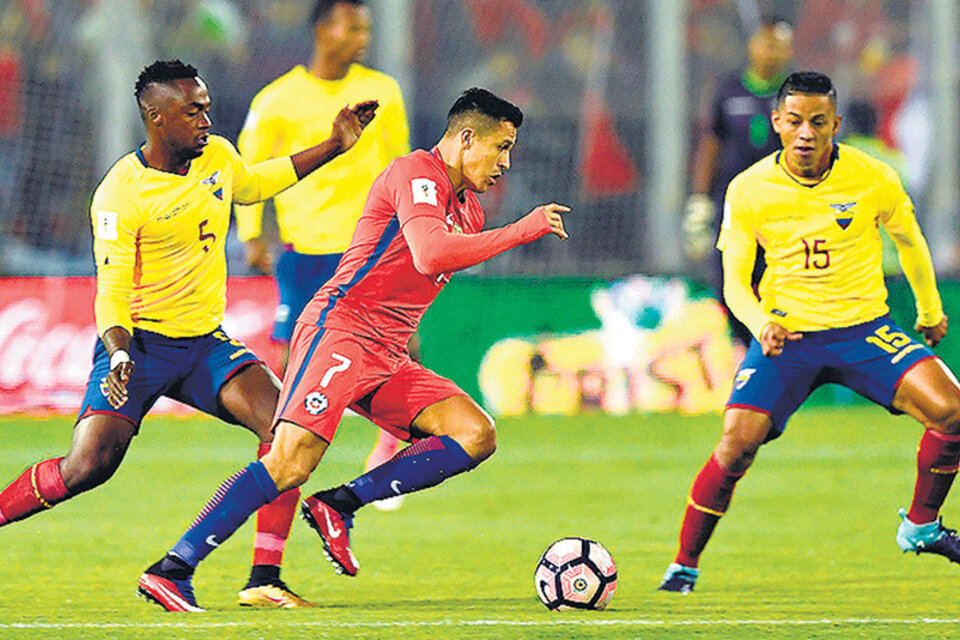 Alexis Sánchez, autor del gol que le dio el triunfo a Chile, pasa entre Ibarra e Intriago. (Fuente: AFP)