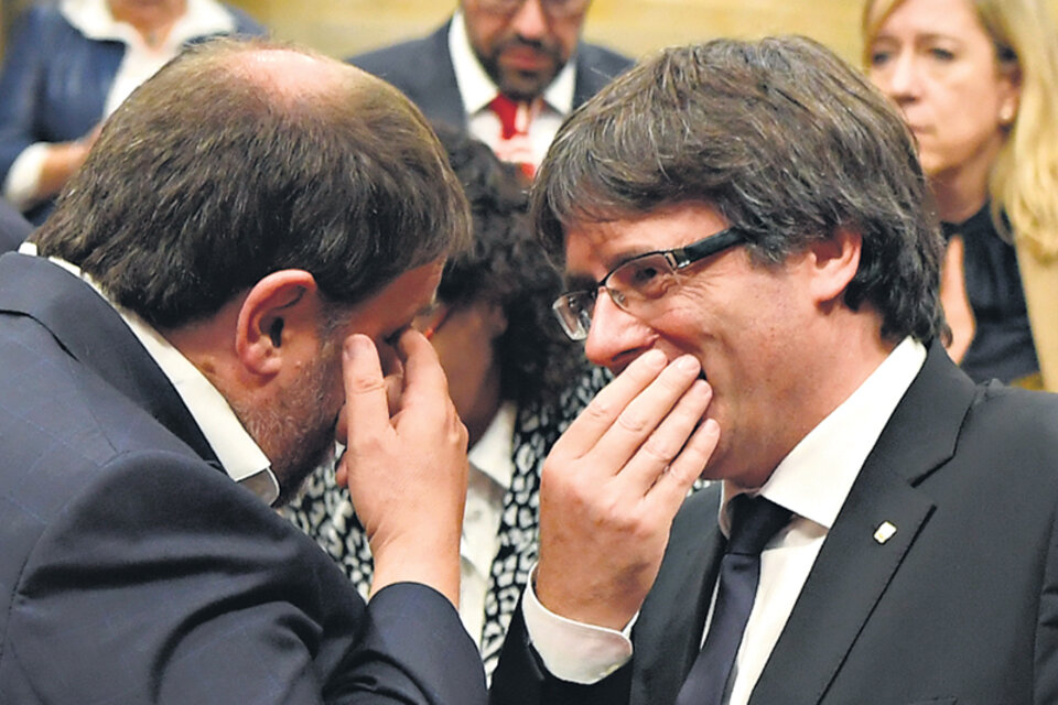 Puigdemont (derecha) dialoga con su vice Junqueras.