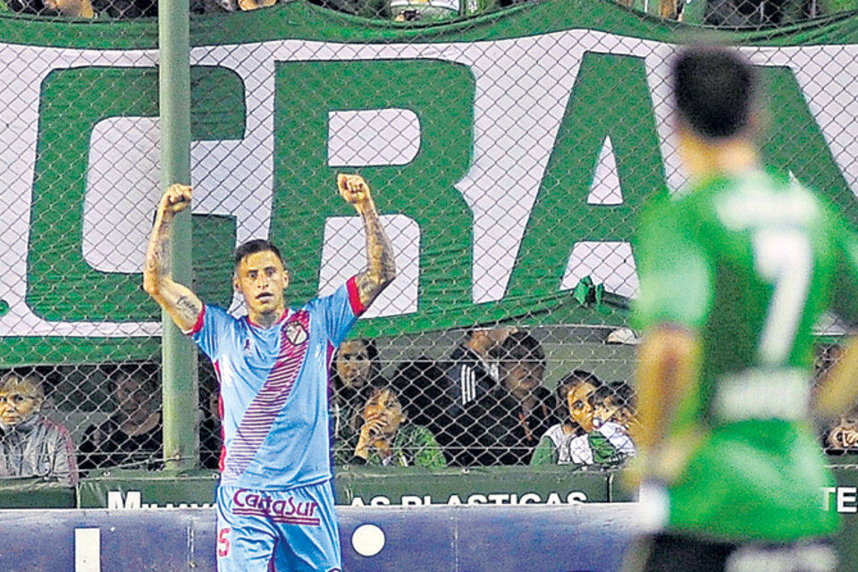 Ferreyra alza los brazos festejando el gol de la agónica victoria de Arsenal.