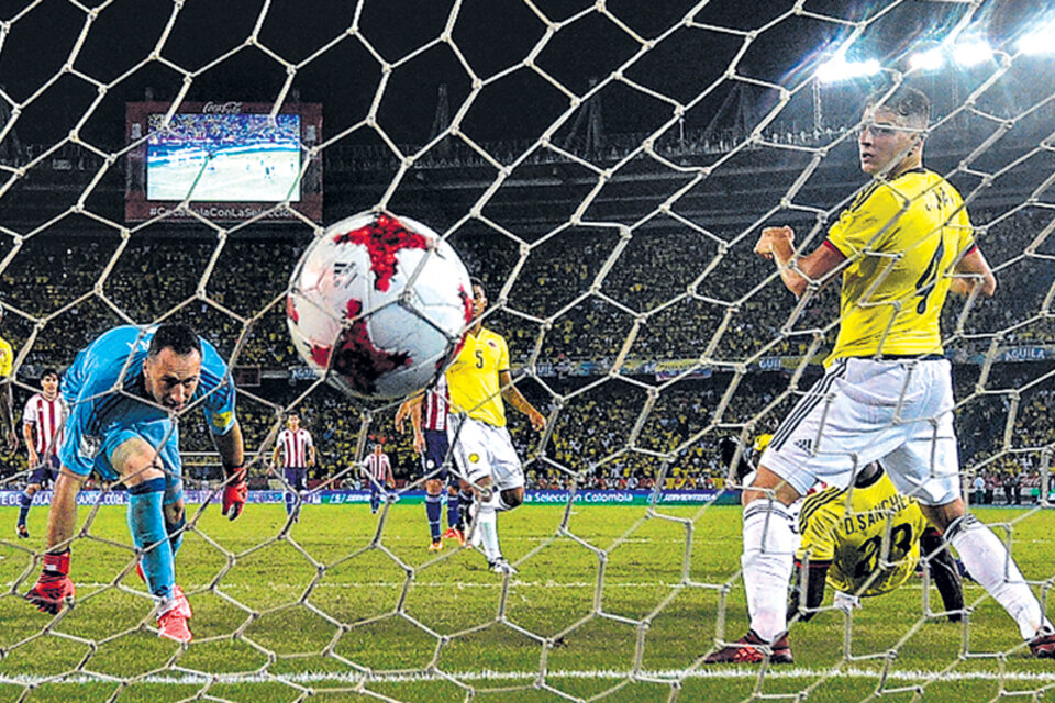 La pelota estalla en la red ante la mirada de Ospina. (Fuente: AFP)