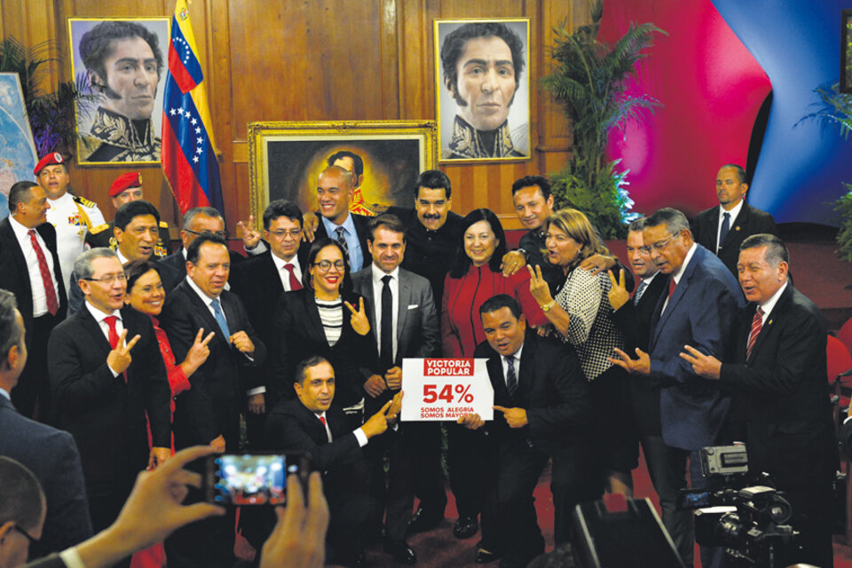 Maduro estuvo acompañado de los gobernadores electos del PSUV el domingo pasado. (Fuente: AFP)