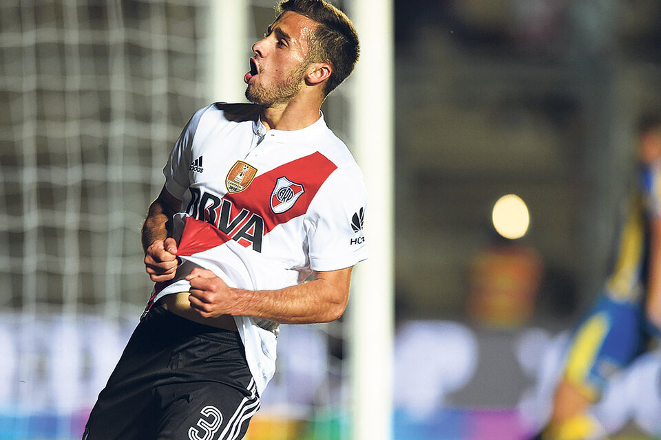 El uruguayo Saracchi grita su gol, el primero desde que el lateral está en River.