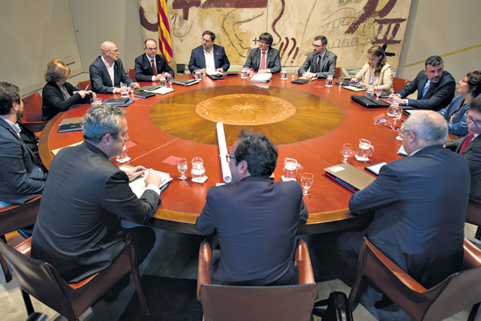 Diversas fuerzas insistieron ayer en pedirle a Puigdemont que convoque a elecciones anticipadas. (Fuente: AFP)