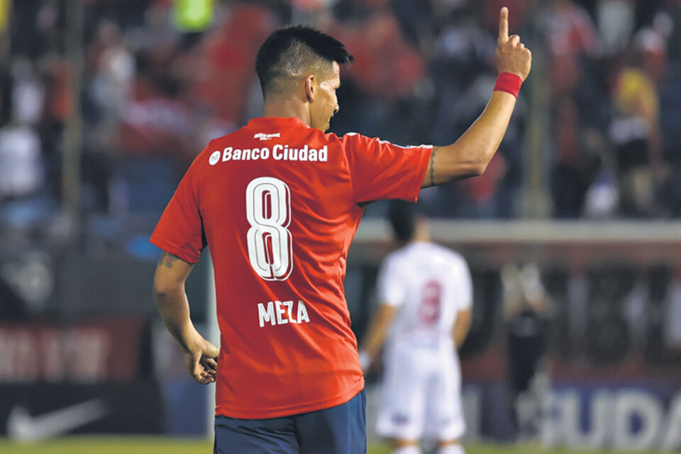 Con su gol, Meza abrió el camino a una victoria que mostró a Independiente muy superior a su rival. (Fuente: AFP)