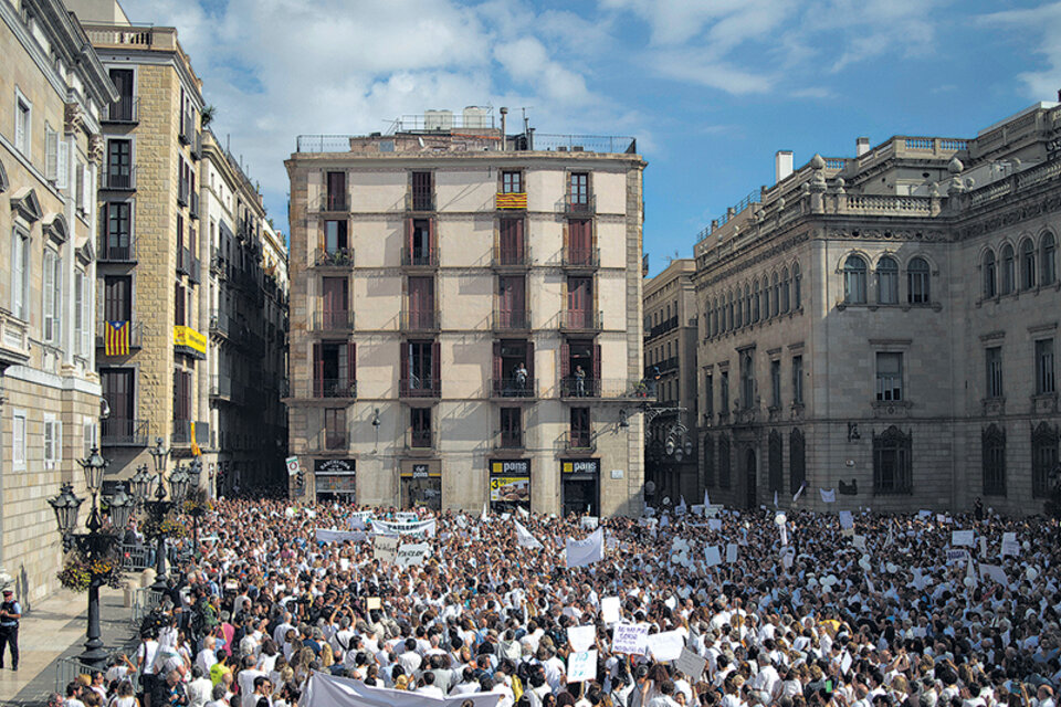 Manifestación en Cataluña en favor de una salida negociada a la crisis y en contra de la represión del movimiento soberanista. (Fuente: AFP)