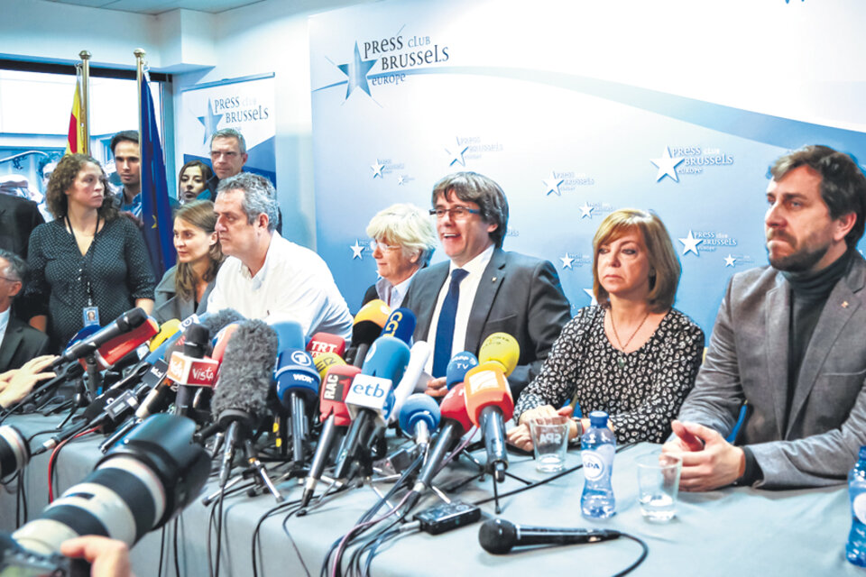 “Podemos asegurar nuestros derechos y cumplir con nuestras obligaciones desde aquí”, dijo desde Bruselas Puigdemont. (Fuente: AFP)